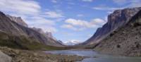 Cours d'eau le long du col de Akshayuk au Nunavut | Christian Kimber