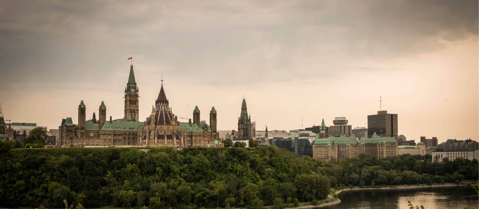 Parliament buildings over the Ottawa River | ©Destination Ontario