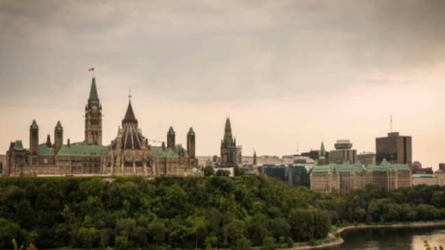 Parliament buildings over the Ottawa River | ©Destination Ontario