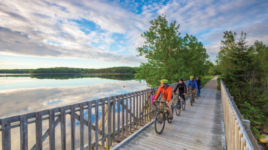 Cyclistes sur le sentier Rum Runners en Nouvelle-Écosse |  <i>Tourism Nova Scotia</i>