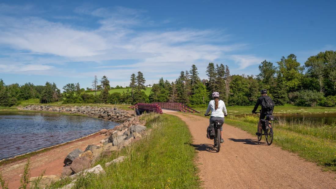 Vélo au bord de la baie St. Peters sur le Sentier de la Confédération |  <i>Sherry Ott</i>