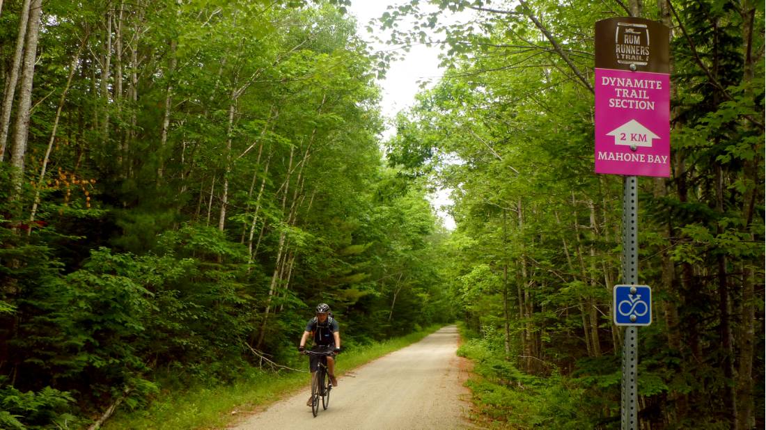 À vélo sur le sentier Rum Runners Trail en direction de Lunenburg, Nouvelle-Écosse |  <i>Caroline Mongrain</i>